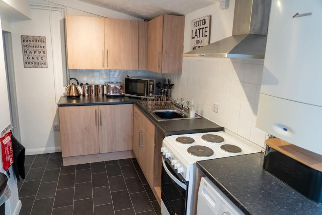 הוילה 2 Bed Sleeps 4 Central Haverfordwest Town House מראה חיצוני תמונה