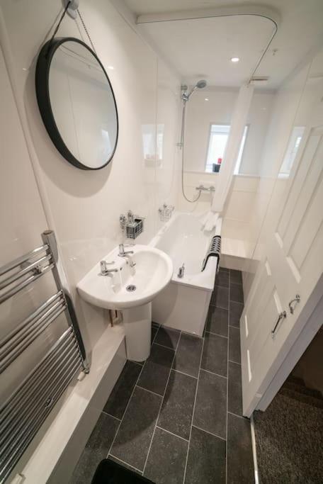 הוילה 2 Bed Sleeps 4 Central Haverfordwest Town House מראה חיצוני תמונה